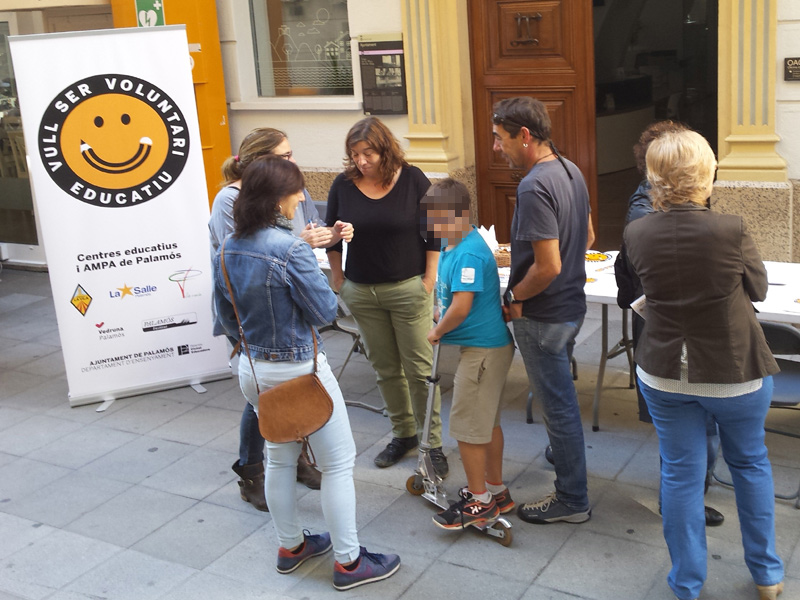 Taula informativa del voluntariat educatiu. (Foto; Ajuntament de Palamós)