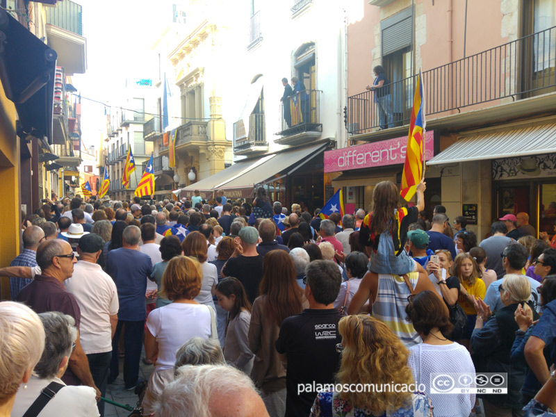 La concentració d'ahir al matí al carrer Major de Palamós.