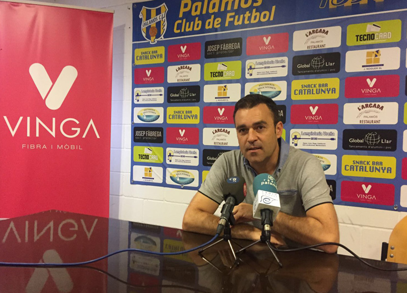 L'entrenador del Palamós CF, Vicenç Fernández, ahir a la sala de premsa de l'Estadi Municipal. (Foto: Ramon Ribas).