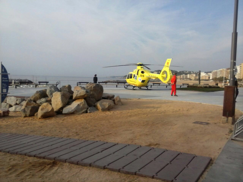 L'helicòpter del SEM al mirador de l'espigó de l'Amistat, aquest matí. (Foto: Enric Vilar).