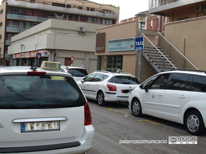 Un grup de taxis a la parada de Palamós.