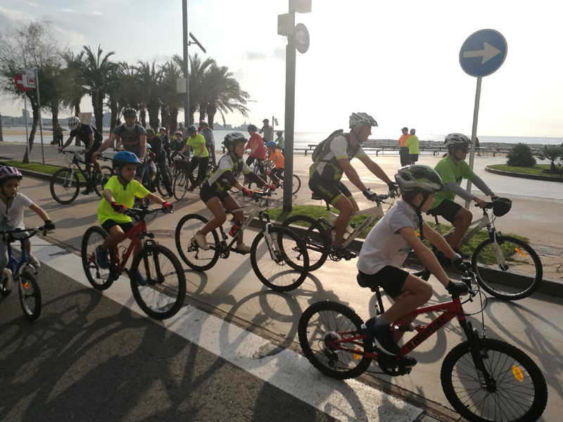 Participants pedalant pel passeig de Sant Antoni. (Foto: Ajuntament de Calonge).