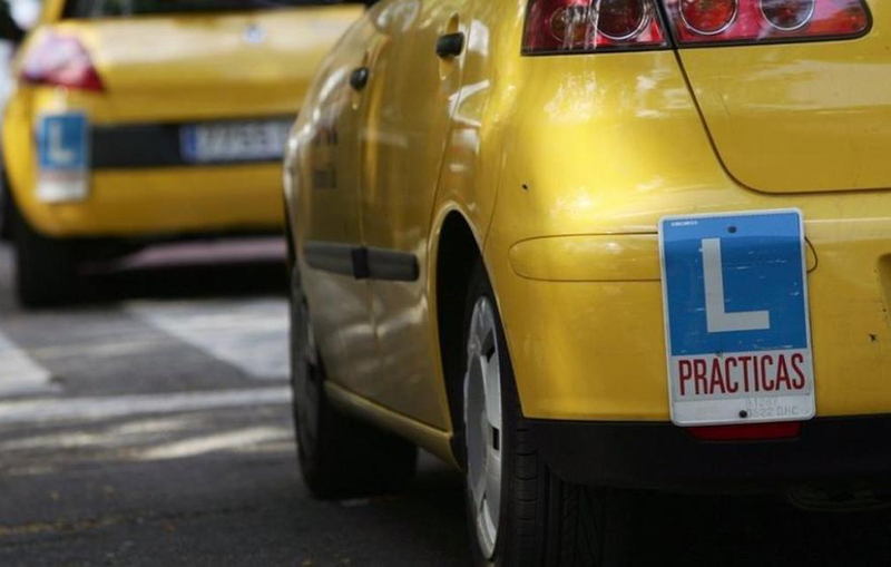 Les autoescoles diuen que la vaga d'examinadors els aboca a una situació dramàtica.
