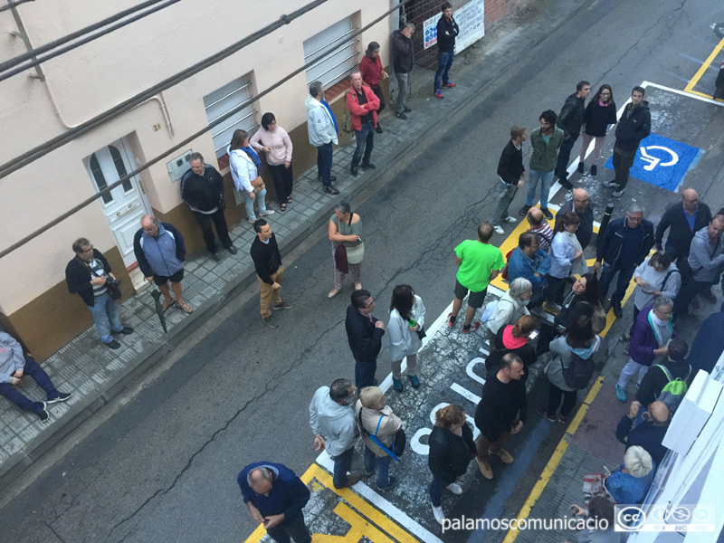 Gent concentrada a la porta del col·legi electoral del carrer d'Orient, minuts abans de les vuit del matí.