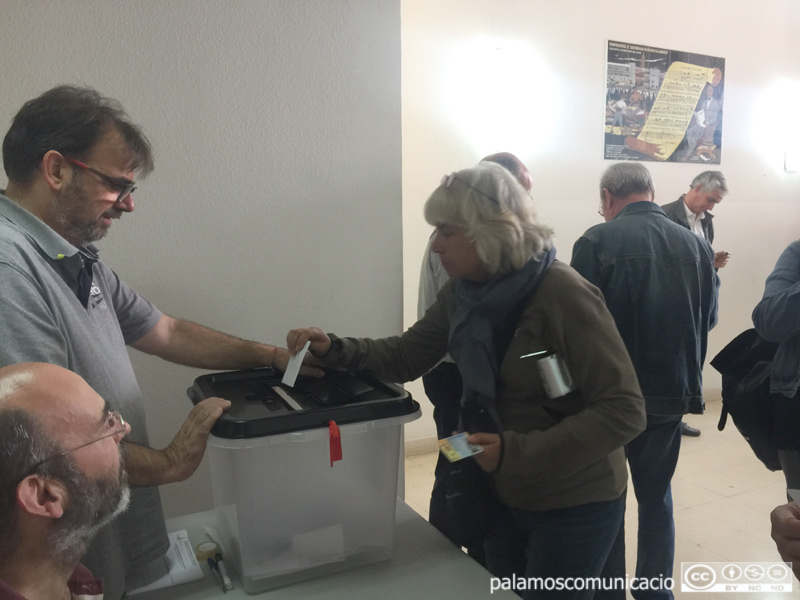 Votació al col·legi electoral del carrer d'Orient.