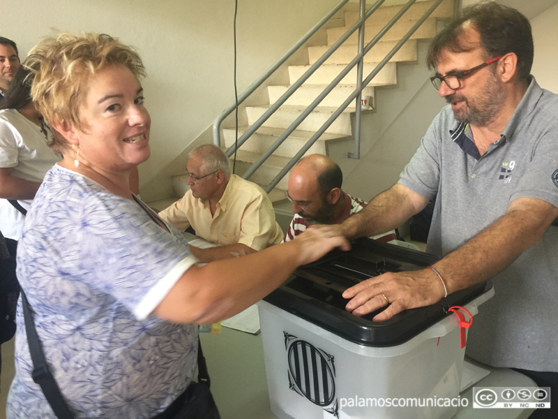 Un moment de la votació d'avui al centre del carrer d'Orient.