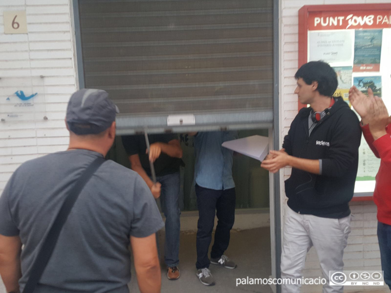 Tancament del col·legi electoral del Punt Jove, a les set de la tarda.