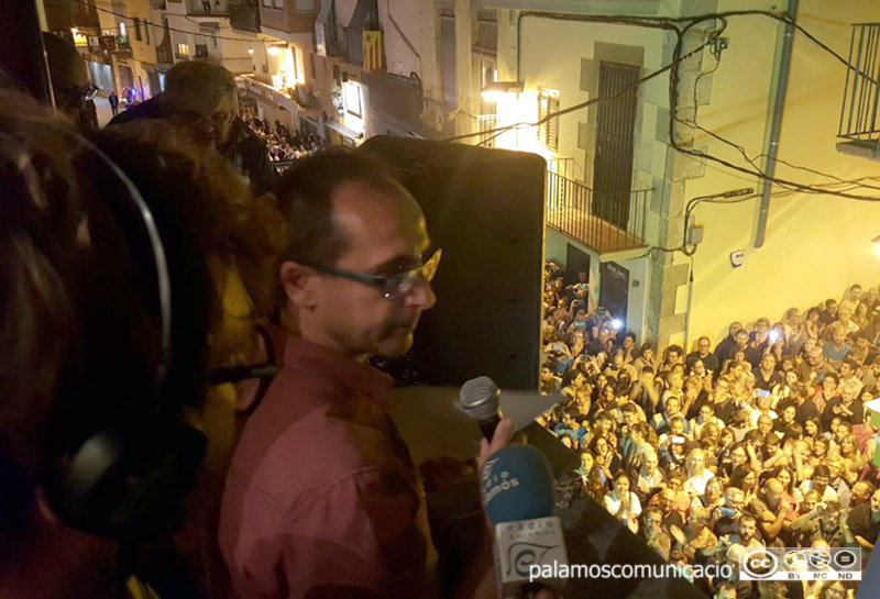 Lluís Puig proclamant els resultats al balcó de l'Ajuntament de Palamós.