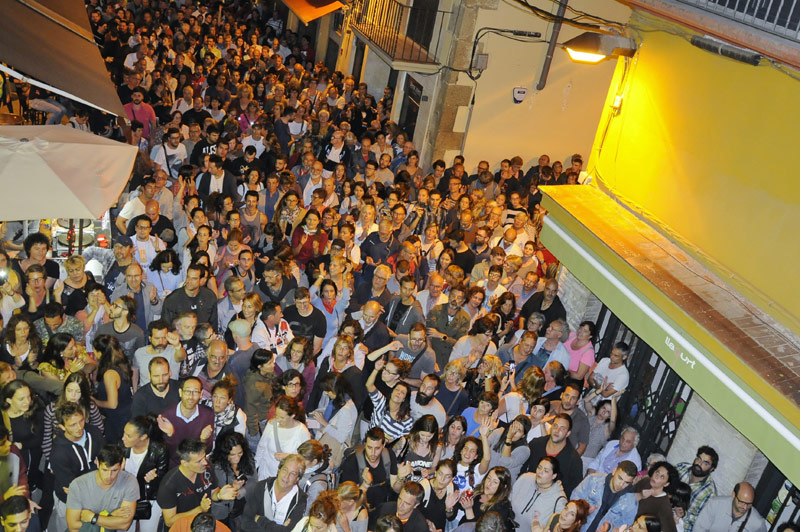 Concentració ciutadana davant l'Ajuntament de Palamós ahir a la nit després de la jornada electoral. (Foto: Josep Lois).