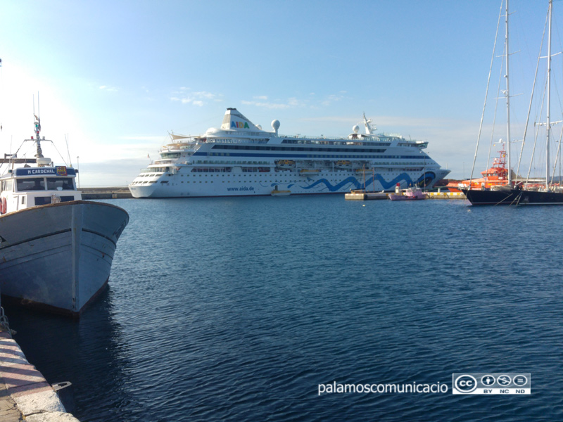 AIDA Aura, aquest matí al port de Palamós.