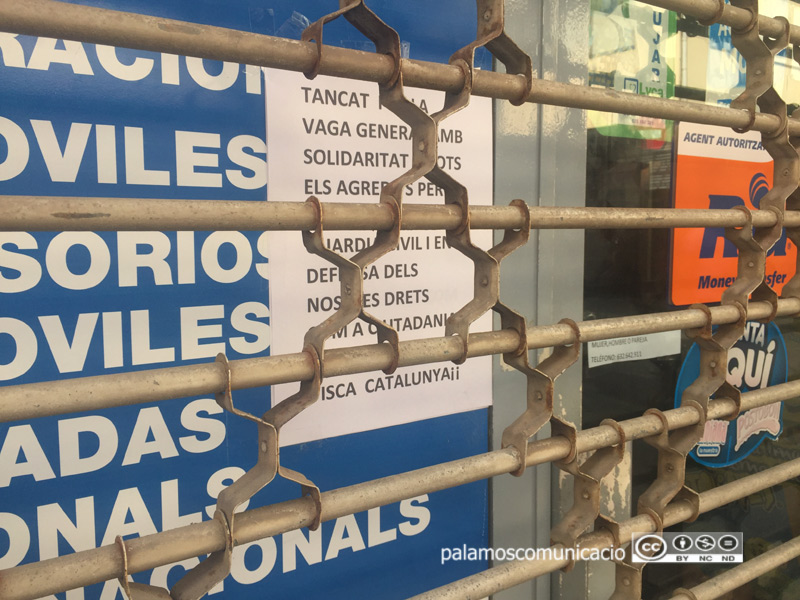 Un comerç de Palamós tancat ahir per solidaritat amb les víctimes de les agressions diumenge.