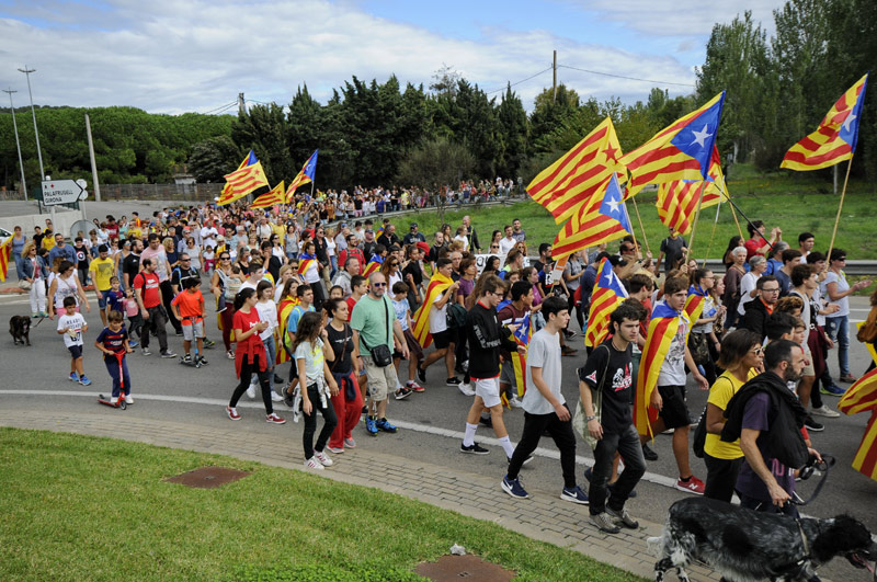 Manifestants tallant la carretera C-·31 a Palamós. (Foto: Josep Lois).
