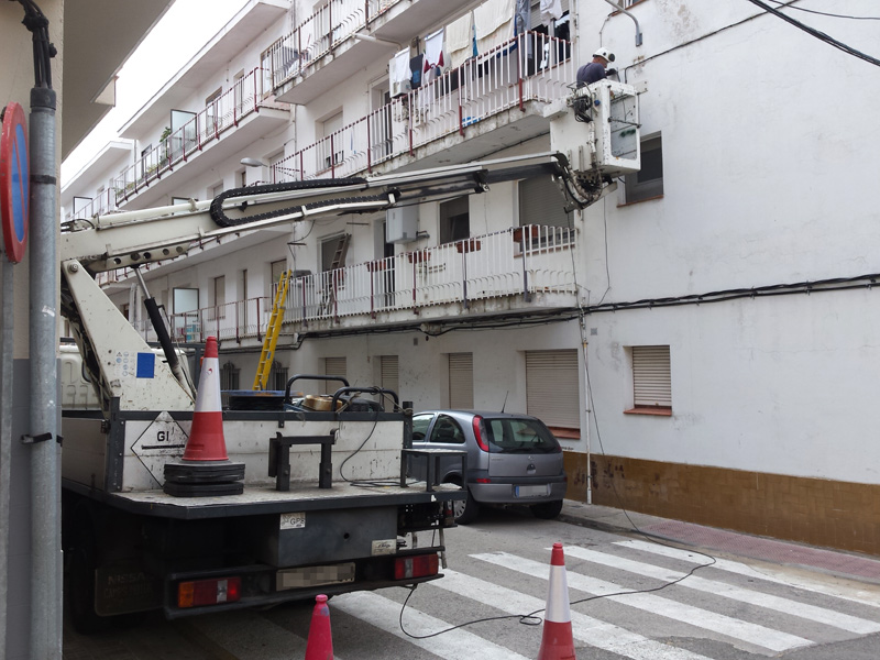 El nou sistema millorarà la lluminositat dels carrers. (Foto: Ajuntament de Palamós).