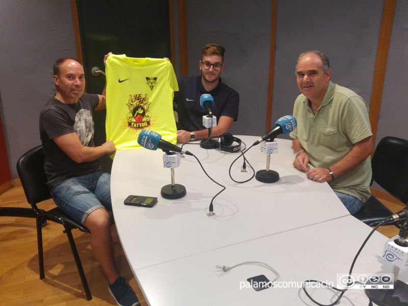 Vilanova, González i Avilés, del Palamós CFS, a l'espai 'Taula Esportiva'.