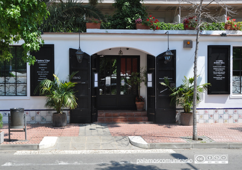 El sopar es fa al restaurant Vostra Llar, a dos quarts de nou del vespre.