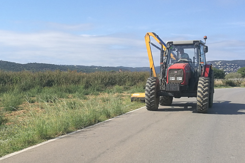 Un tractor condicionant un marge de Calonge. (Foto: Ajuntament de Calonge i Sant Antoni).
