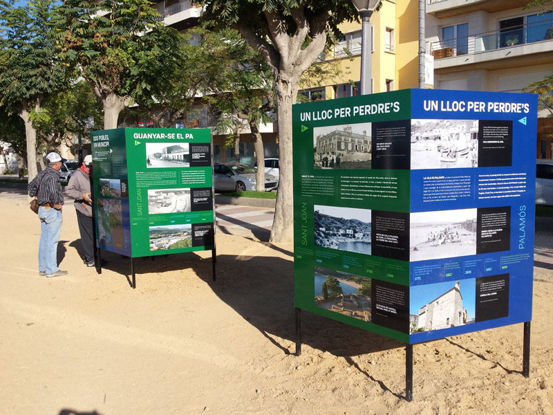 Plafons de l'exposició 'Dos pobles un municipi', al passeig. (Foto: Ajuntament de Palamós).