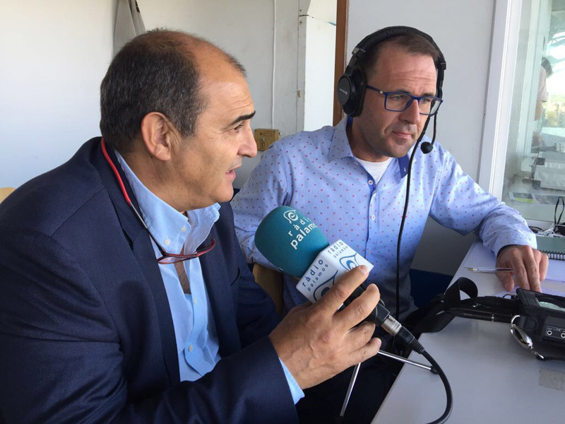 Joan Pau Pérez amb el locutor dels partits del Palamós CF a Ràdio Palamós, Ramon Ribas. (Foto: Palamós CF.)