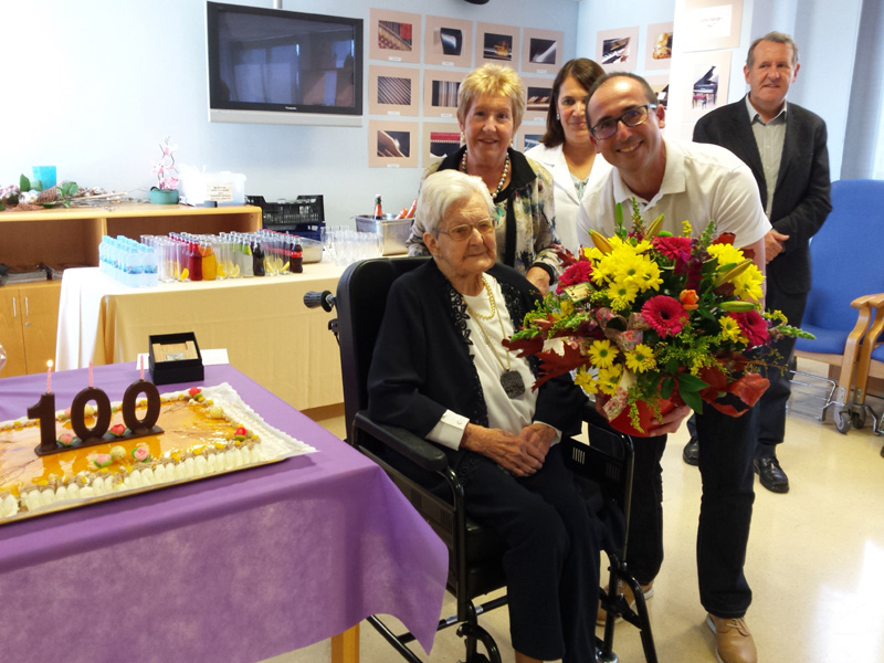 Teresa Vilaregut va rebre la visita de l'alcalde Lluís Puig. (Foto: Ajuntament de Palamós).