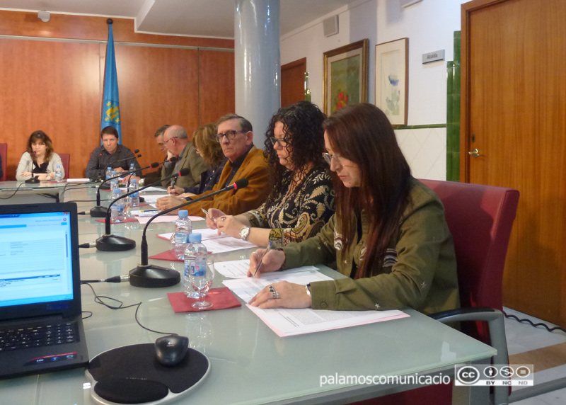 La regidora del PSC, Glòria Prim, en primer terme durant un Ple.