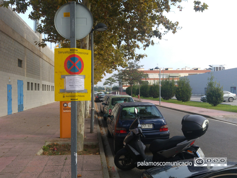 Senyalització al carrer d'Aragó informant que demà s'hi farà una neteja intensiva.