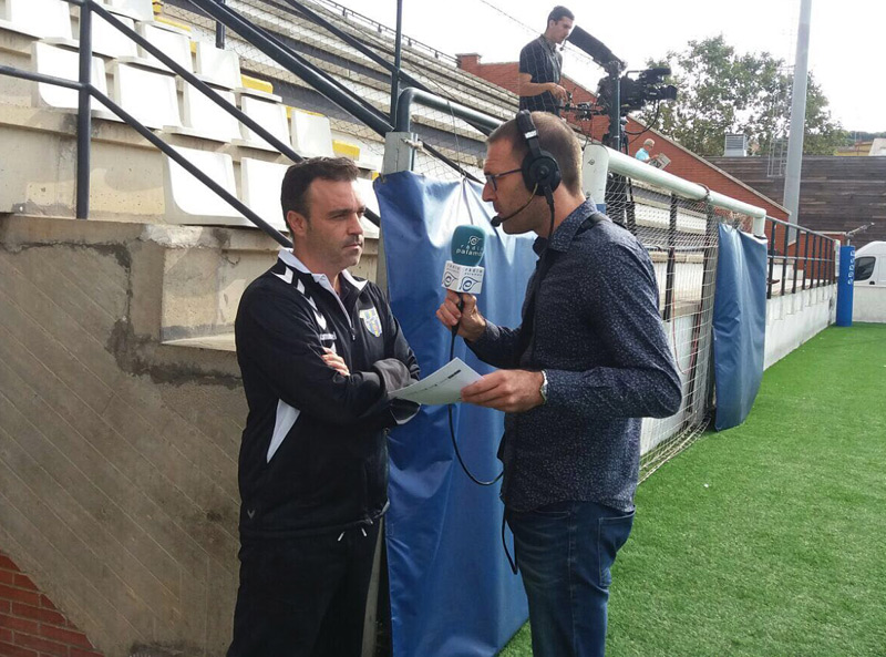 L'entrenador del Palamós, Vicenç Fernández, entrevistat per Ramon Ribas. (Foto: Sergi Cortés).