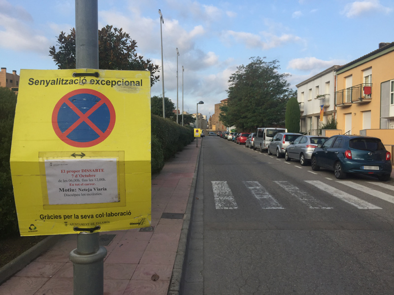 Senyalització al camí Vell de La Fosca informant que demà s'hi farà una neteja intensiva.