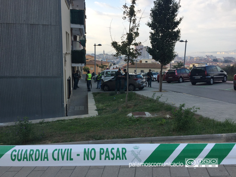La Guàrdia Civil registra el domicili de la detinguda, al barri de Mas Guàrdies.