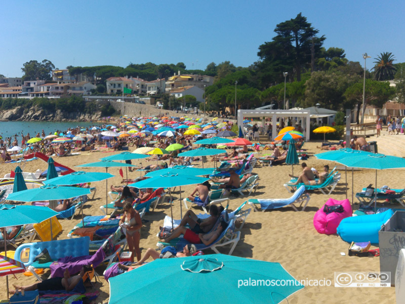 Platja de La Fosca, plena durant l'estiu.