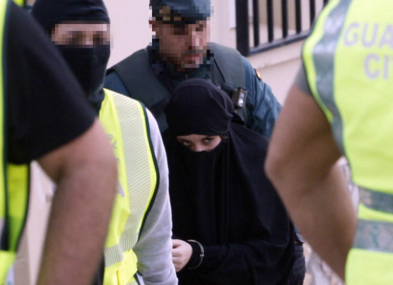 La detinguda, en el moment de sortir del seu domicili escortada per agents de la Guàrdia Civil. (Foto: Marc Martí-Diari de Girona).