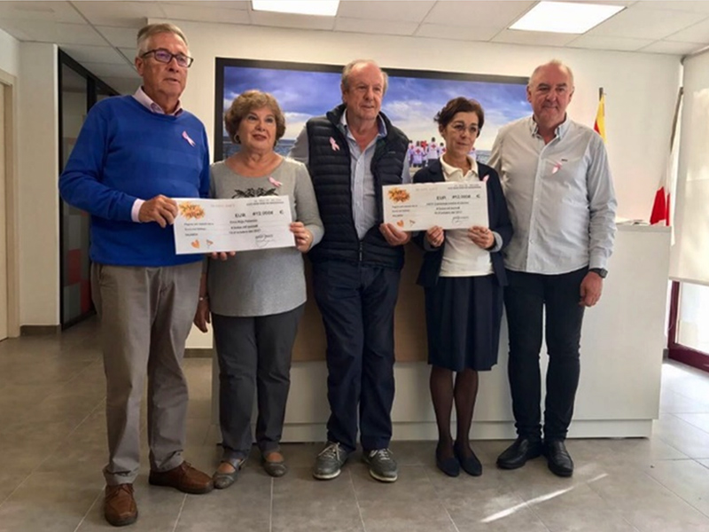 El matrimoni Mallorquí-Gou fa entrega dels xecs als representants de Creu Roja i Catalunya contra el Càncer a Palamós.