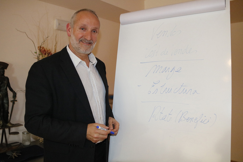 Miquel Pino, economista i assessor d'empresa, condueix la sessió d'avui