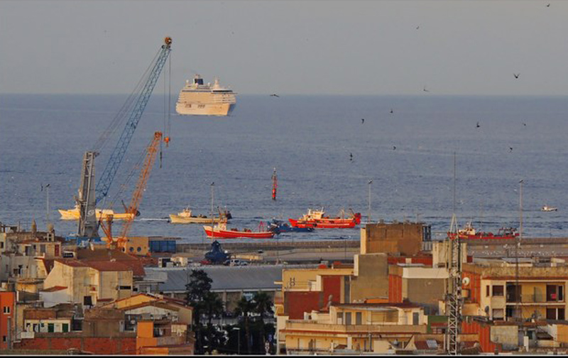 Arribada del vaixell Riviera al port de Palamós. (Foto: Anna Pérez).