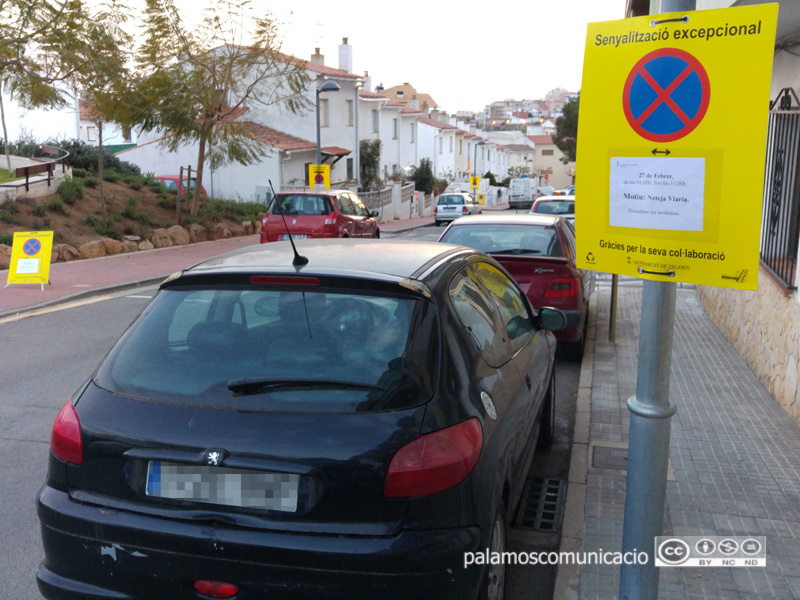 Senyalització a l'avinguda del Mediterrani informant que demà s'hi farà una neteja intensiva.
