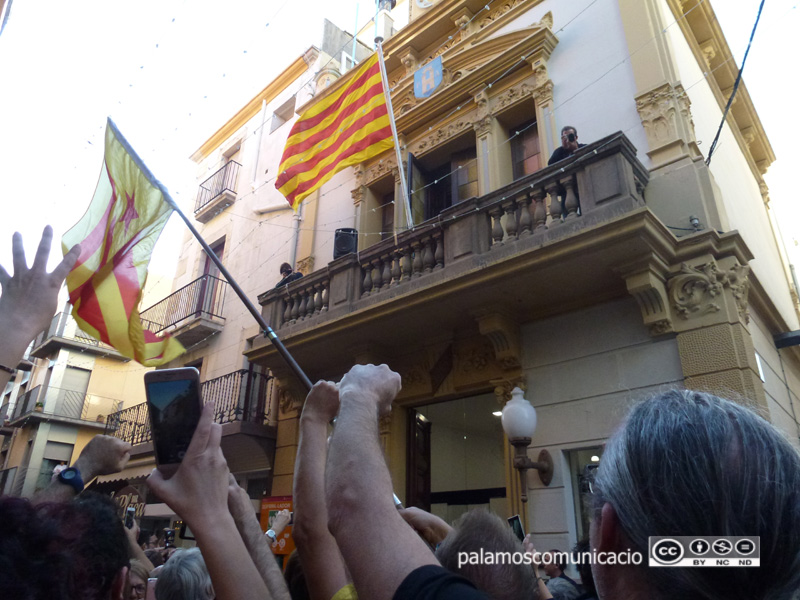 La senyera ja oneja des del balcó de l'Ajuntament.