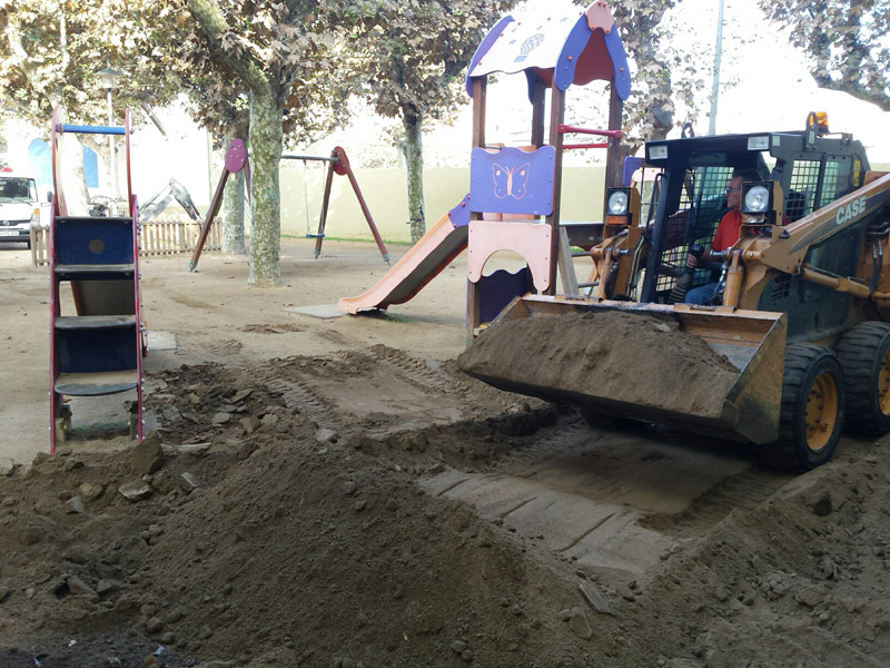 Ja han començat els treballs al parc infantil de l'Arbreda. (Foto: Ajuntament de Palamós).
