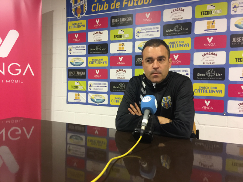 Vicenç Fernández, entrenador del Palamós CF, dissabte després del partit. (Foto: Ramon Ribas).