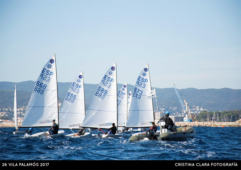 El Trofeu Vila de Palamós es va disputar el passat cap de setmana en aigues de la badia de Palamós. (Foto: Cristina Clara).