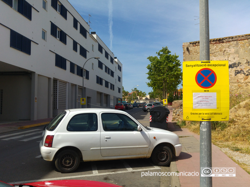 Senyalització al carrer del Terç dels Napolitans informant que demà s'hi farà una neteja intensiva.