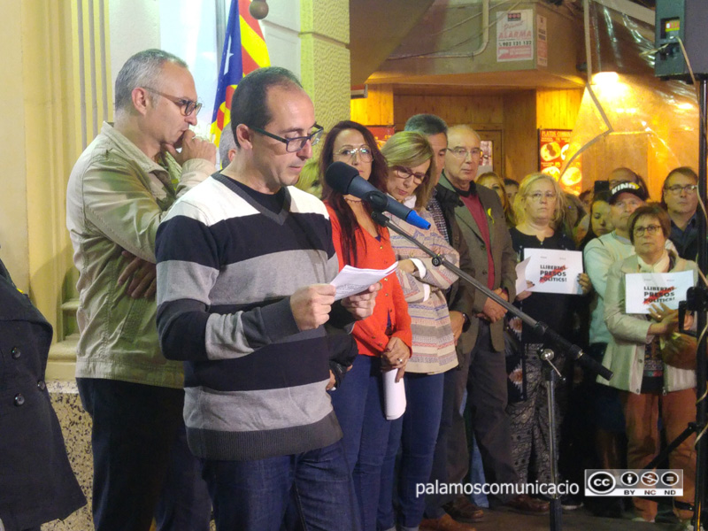 Moment de lectura del manifest per part de l'alcalde de Palamós, Lluís Puig.