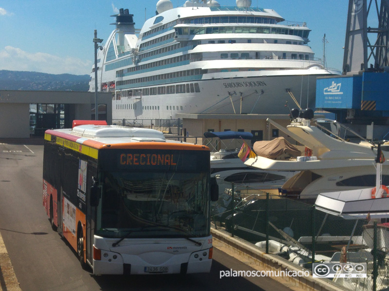 Bus llançadora portant creueristes al poble.