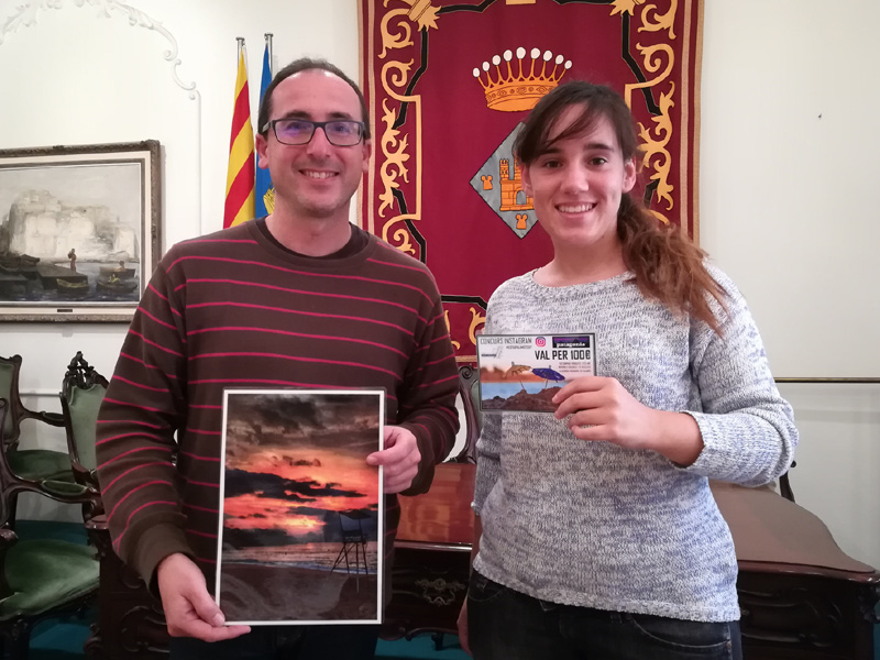 Entrega del premi a la guanyadora. (Foto: Ajuntament de Palamós).