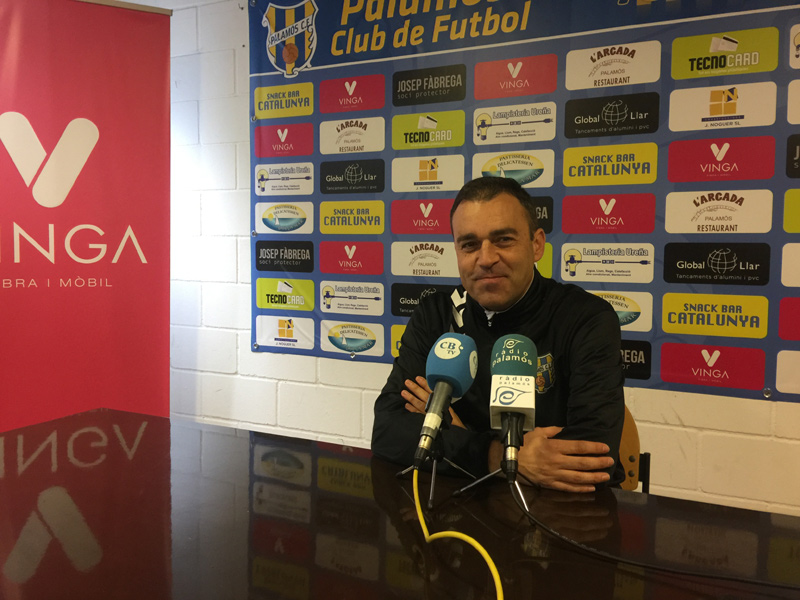 Vicenç Fernández, entrenador del Palamós CF, després del partit. (Foto: Ramon Ribas).