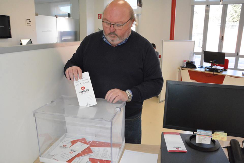 L'acalde Jordi Soler, amb una de les bústies participatives. (Foto: Ajuntament de Calonge i Sant Antoni).
