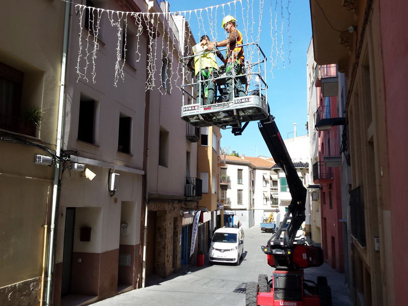 Instal·lació de les llums de Nadal.