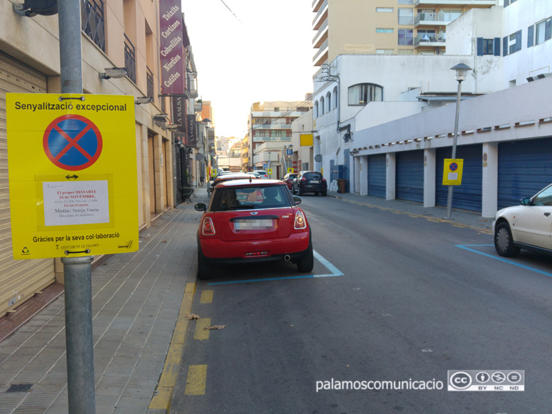 Senyalització al carrer de López Puigcerver informant que demà s'hi farà una neteja intensiva.