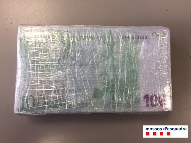 Feix de bitllets de 100 euros falsos. (Foto: Mossos d'Esquadra).