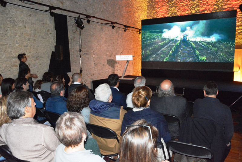 Un moment de la projecció d''Un mar de vinyes'. (Foto: Ajuntament de Calonge i Sant Antoni).