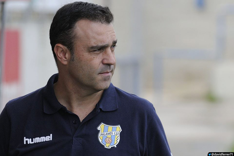 L'entrenador del Palamós CF, Vicenç Fernández. (Foto: David Ferrer).