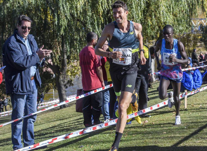 Adel Mechaal en una competició de camp a través. (Foto: Araceli Garduño)